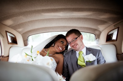 微笑的婚礼轿跑车坐在车内的照片